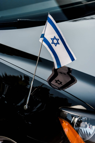 close up της σημαίας israel με αστέρι του David σε μαύρο αυτοκίνητο  - Φωτογραφία, εικόνα