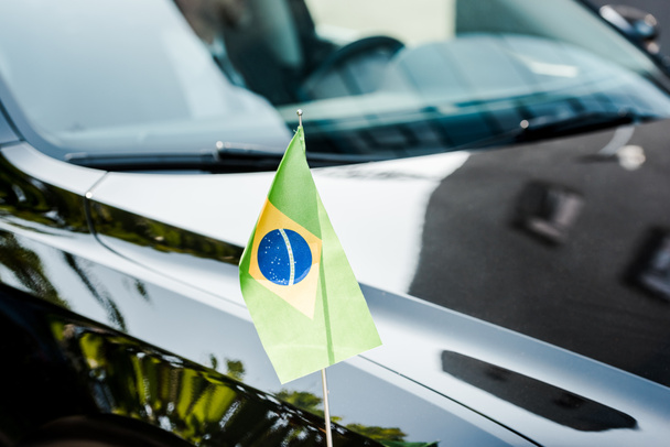 επιλεκτική εστίαση της βραζιλιάνικης σημαίας στο σύγχρονο αυτοκίνητο  - Φωτογραφία, εικόνα