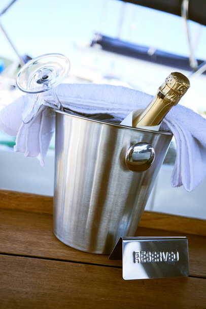 Soirée romantique de luxe sur yacht de croisière avec cadre champagne. Verres vides et bouteille de champagne
 - Photo, image