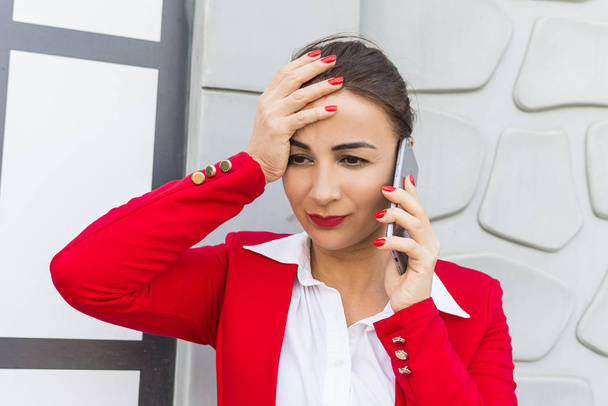 obchodní žena mluví po telefonu na ulici. řešení problému - Fotografie, Obrázek