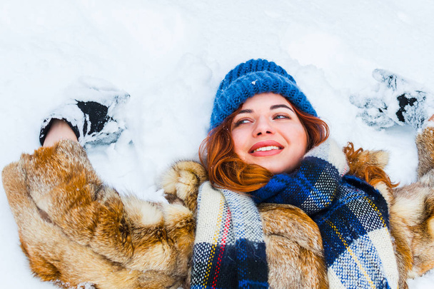 okouzlující mladá žena ležící ve sněhu. - Fotografie, Obrázek