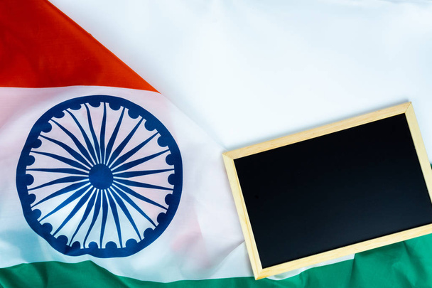 Bandeira nacional da Índia com backboard em fundo branco para dentro
 - Foto, Imagem