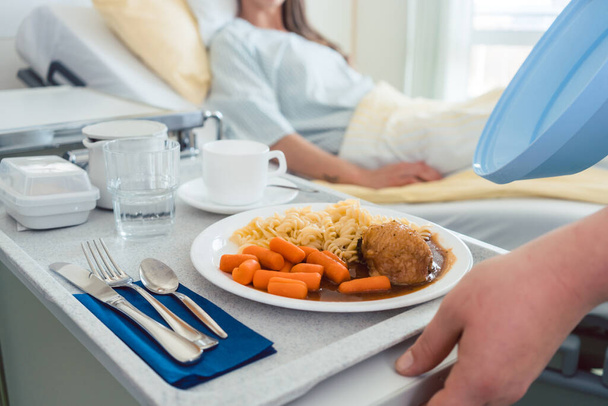 Essen an einen Patienten im Krankenhausbett geliefert - Foto, Bild