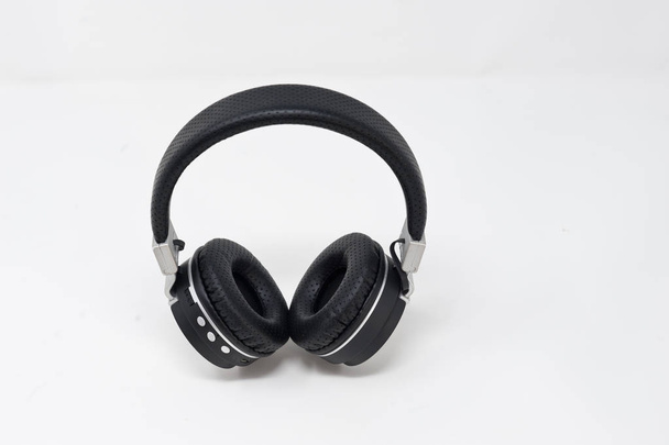 écouteurs noirs et gris placés debout sur fond blanc - Photo, image