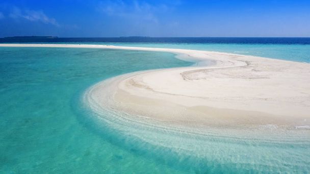 熱帯の島々 と環礁。ドローンから撮影。純粋なターコイズ ブルーの海。白いサンゴ砂と青いラグーン. - 写真・画像