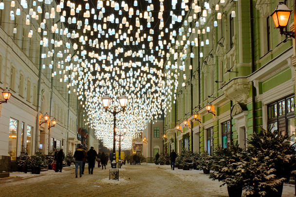 Zdjęcia dekoracji na Nowy Rok i Boże Narodzenie Zdjęcie wykonane na ulicy miasta, Moskwa, zima 2019, śnieg, oświetlenie, dekoracje - Zdjęcie, obraz