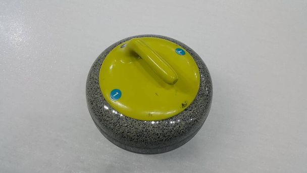 Top kulmikas näkymä curling kivi valkoinen liukas jää
 - Valokuva, kuva