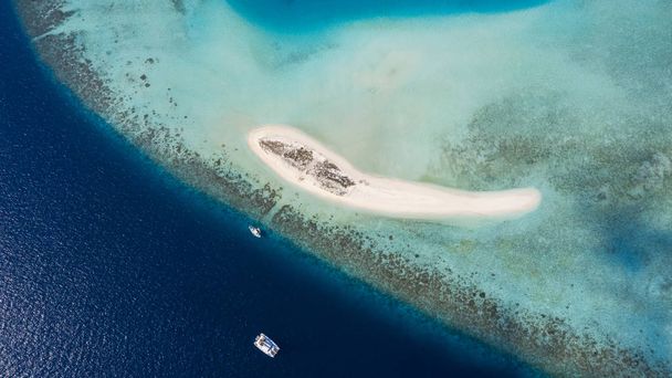 Tropische eilanden en atollen. Schieten vanuit de drone. Pure turquoise wateren van de Oceaan. Wit koraal zand en blauwe lagunes. - Foto, afbeelding