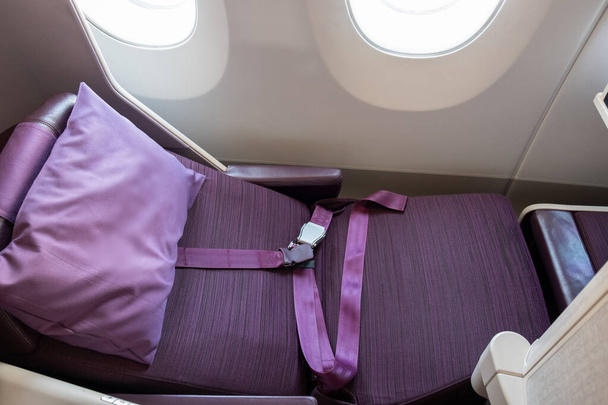 Плоске ліжко Подорожі сидіння бізнес-класу
. - Фото, зображення