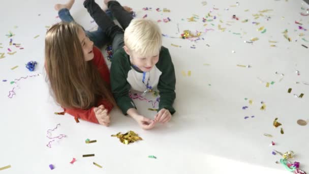 Goldenes Konfetti fällt langsam auf die Kinder - Filmmaterial, Video