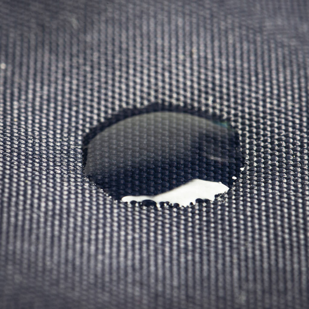 Σκούρο αδιάβροχο ύφασμα με σταγόνες νερού, close up, macro - Φωτογραφία, εικόνα