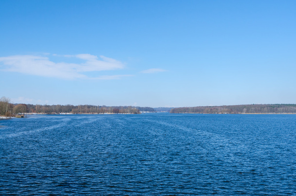 Глубокий голубой горизонт над рекой или озером
 - Фото, изображение