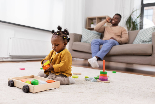 african baby girl playing with toy blocks at home - Foto, Bild