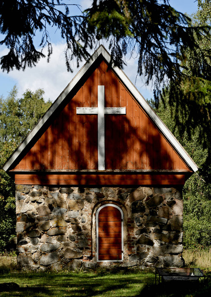 Μια μικρή εκκλησία στις σκιές  - Φωτογραφία, εικόνα