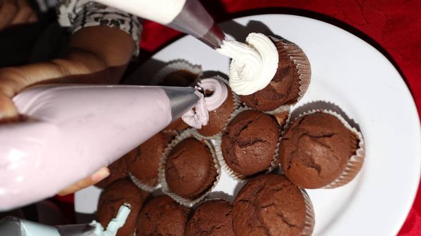 Lähikuva näkymä eri makea cupcakes, valikoivasti keskittynyt, vastaan bokeh tausta
 - Valokuva, kuva