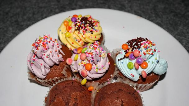  erilaisia makeita cupcakes, valikoivasti keskittynyt
 - Valokuva, kuva