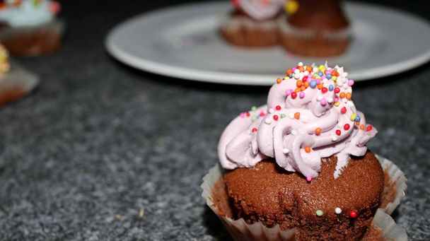  erilaisia makeita cupcakes, valikoivasti keskittynyt
 - Valokuva, kuva