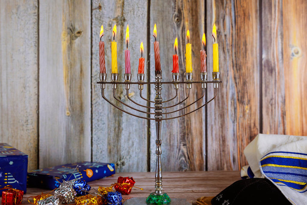 Fechar-se de um castiçal Chanukah ardente com velas Menorah
 - Foto, Imagem