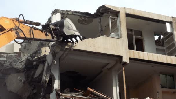 Ein Haus mit Bulldozer zerstört - Filmmaterial, Video