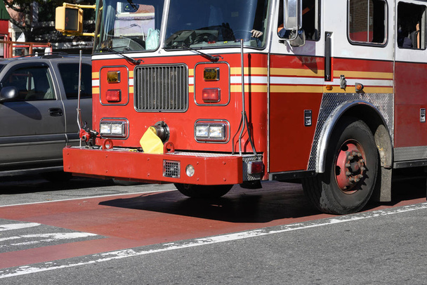 Пожарная машина остановилась в Манхэттене, Нью-Йорк.
. - Фото, изображение