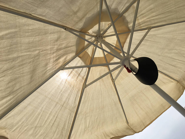Strand paraplu en zonneklep hoed - Foto, afbeelding