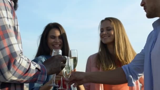 Vidám fiatal barátok isznak koktélokat az ég hátterén, boldogok együtt - Felvétel, videó