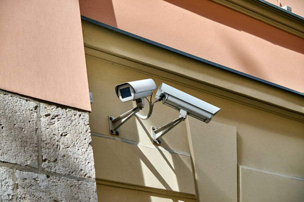 Caméra de vidéosurveillance et capteurs au mur
 - Photo, image