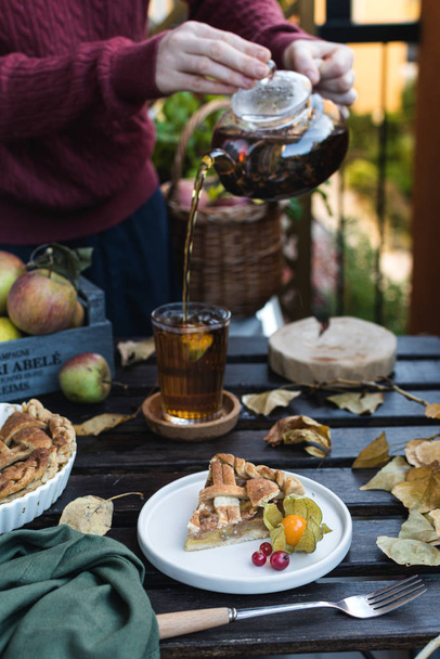 apple pie and teapot with black tea, thanksgiving - Fotografie, Obrázek