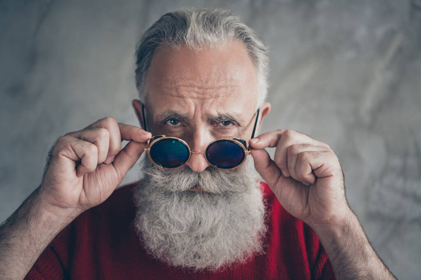 Where you 2020. Close up photo of brutal serious old man touch his trendy specs look gorgeous on christmas time wear red trendy jumper isolated over grey color background - Foto, afbeelding