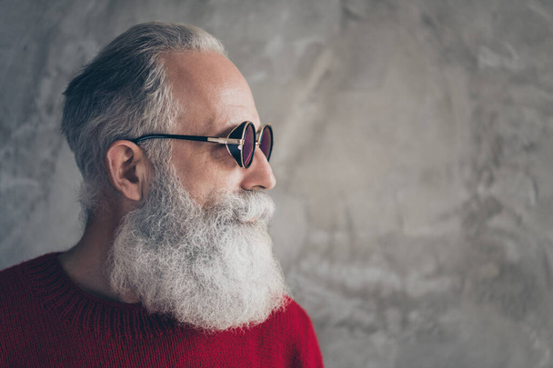 Profil strana close up photo of serious fashionable old man visit christmas time party look gorgeous copyspace wear red stylish jumper isolated over grey color background - Fotografie, Obrázek