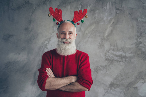 Portrét stylové módní stařec důchodce kříž ruce těšit x-mas party vánoční oslavy nosit moderní svetr sobí čelenka izolované přes šedou barvu pozadí - Fotografie, Obrázek