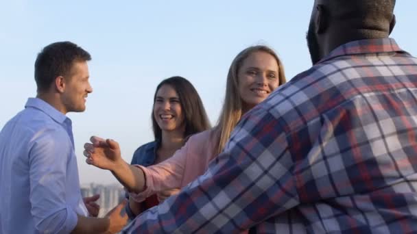 Gelukkige jonge mensen praten en knuffelen op het dak feest slow-mo, vriendschap - Video