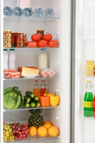 Различные продукты на полках в холодильнике
 - Фото, изображение