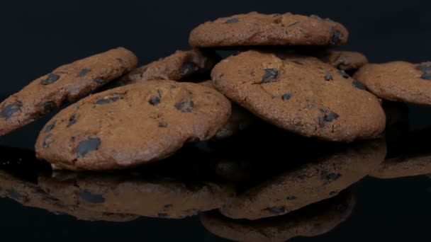 Csokoládé cookie-k stílusos fekete háttér és egy tükör felület - Felvétel, videó