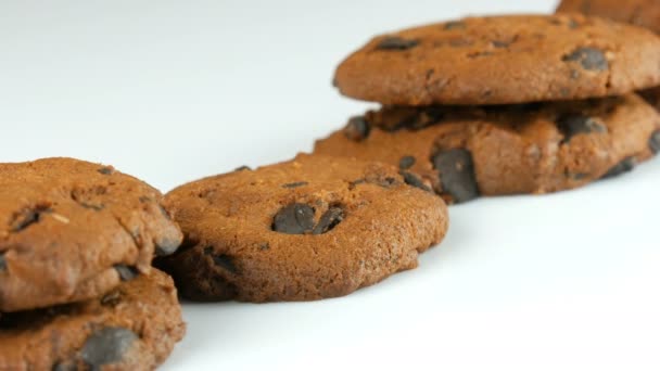 Csokoládé cookie-k stílusos fehér ack háttér és egy tükör felület - Felvétel, videó