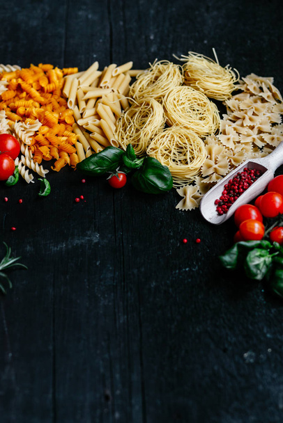 Ιταλικά ζυμαρικά σε ξύλινο φόντο.Farfale, cappelli angelo, σπαγγέτι, cavatelli, noodles - Φωτογραφία, εικόνα