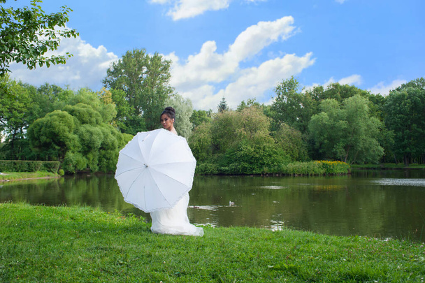 Young beautiful bride with umbrella - Foto, Imagem