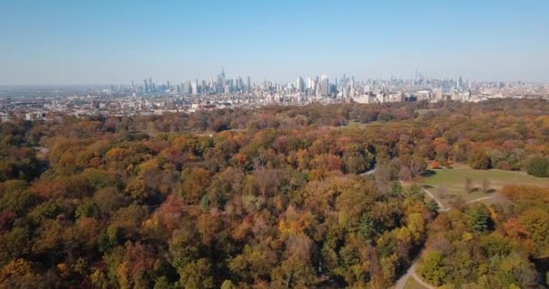 Εναέρια του ορίζοντα της Νέας Υόρκης και Central Park το φθινόπωρο κατά τη διάρκεια του ηλιοβασιλέματος - Πλάνα, βίντεο