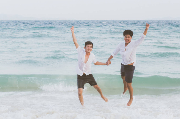 Homosexuální portrét mladý asijské pár běh a skok s che - Fotografie, Obrázek