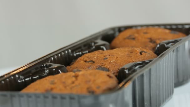 Čokoládové sušenky na stylovém bílém pozadí a zrcadlovém povrchu - Záběry, video