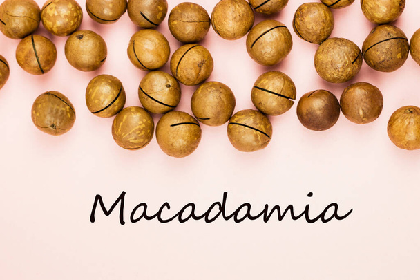 Pembe arka planda soyulmuş macadamia fındığı yok.. - Fotoğraf, Görsel