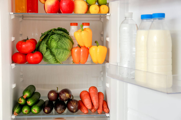 Diversi prodotti sugli scaffali in frigorifero
 - Foto, immagini