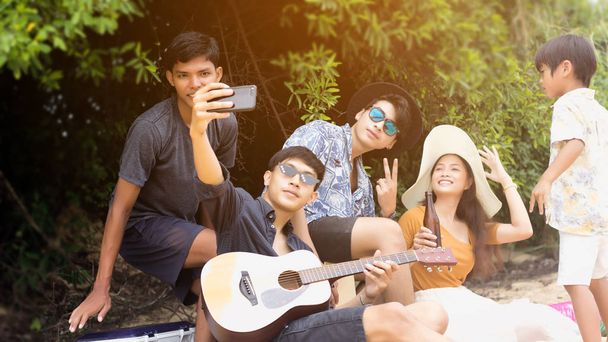 Gruppe asiatischer Teenager feiert Party und trinkt Bier am Strand - Foto, Bild