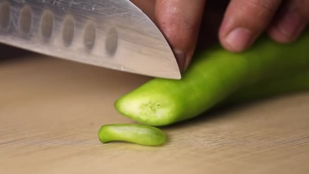 Slice green pepper. Dinner preparations in fancy restaurant - Video, Çekim