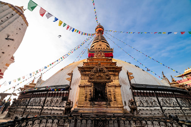 Swayambhunath Stupa, também conhecido como The Monkey Temple, durante o nascer do sol em Kathmandu, Nepal. Património da UNESCO. Ruínas antigas e templos de pedra
. - Foto, Imagem