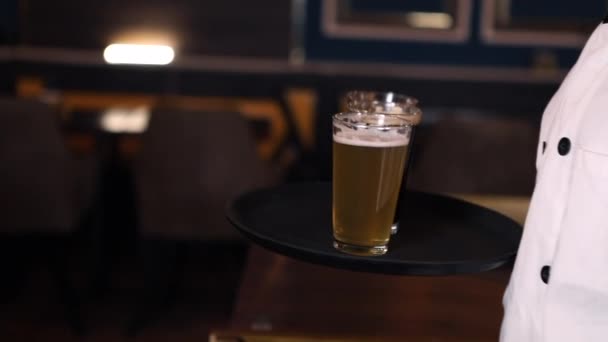 A pincér sört szolgál fel a vendégeknek a kocsmában. Lassú mozgás - Felvétel, videó