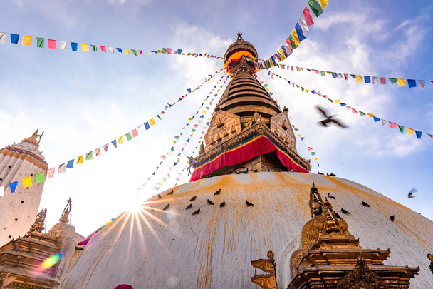 Сваямбхунатх Ступа, также известный как Обезьяний Храм, во время восхода солнца в Катманду, Непал. Объект наследия ЮНЕСКО. Древние руины и каменные храмы
. - Фото, изображение
