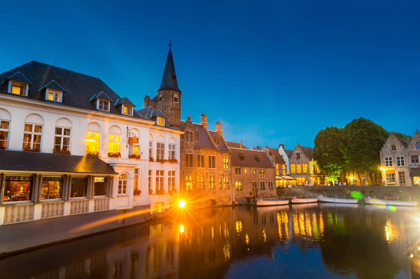 België, Brugge, oude Europese stad met gebouwen aan de rivier, nachtzicht. Toerisme en reizen, beroemde Europese bezienswaardigheid - Foto, afbeelding