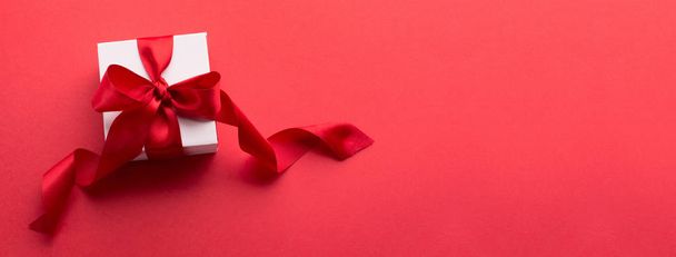 Weiße Geschenkschachtel mit roter Schleife - Foto, Bild