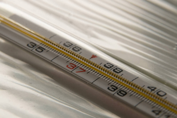 thermometer op een geïsoleerde achtergrond close-up macro foto - Foto, afbeelding